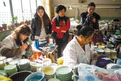 昨日，游客在觀看景泰藍(lán)制作。