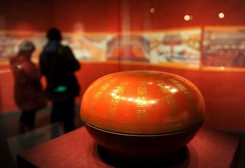 1月15日，清宮舊藏“燕喜同和”款礬紅地金彩雙“喜”字圓盒在首都博物館展出。新華社記者 羅曉光 攝